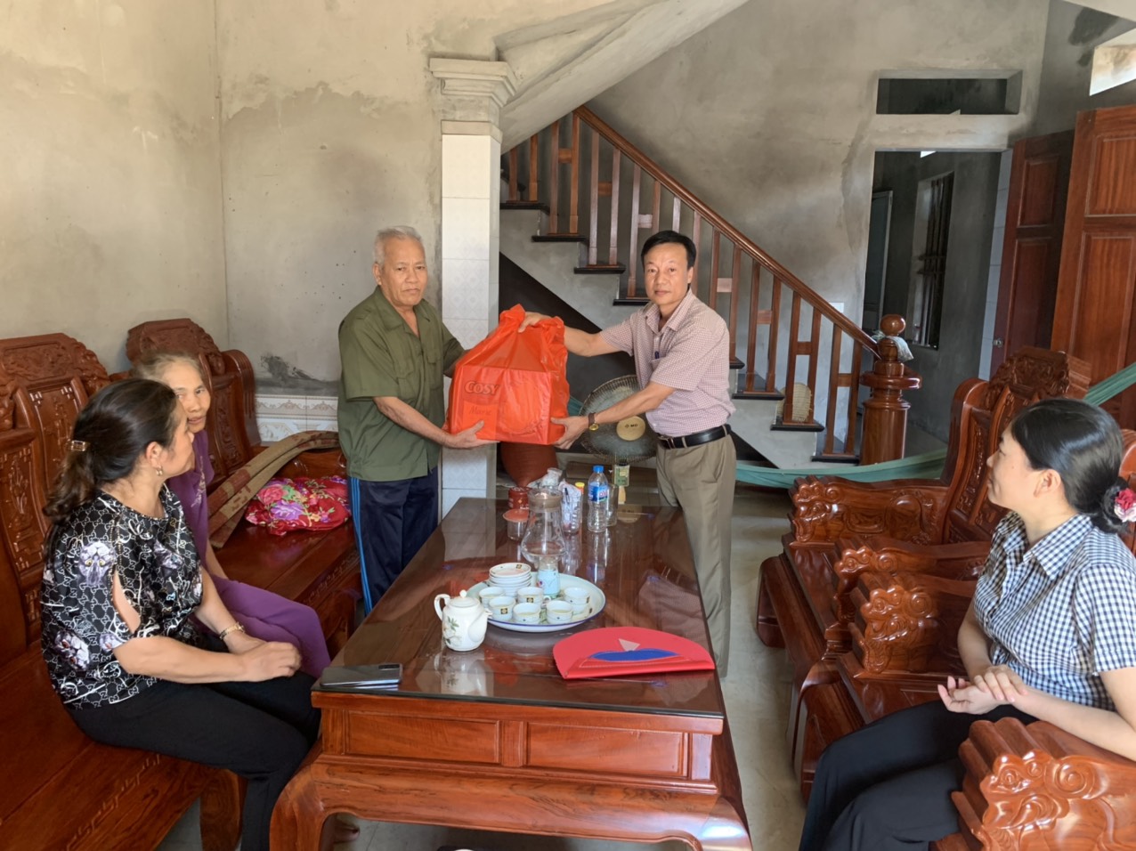 Các đồng chí lãnh đạo Đảng ủy - HĐND - UBND xã đi thăm, tặng quà các gia đình chính sách nhân ngày Thương binh- Liệt sĩ 27-7
