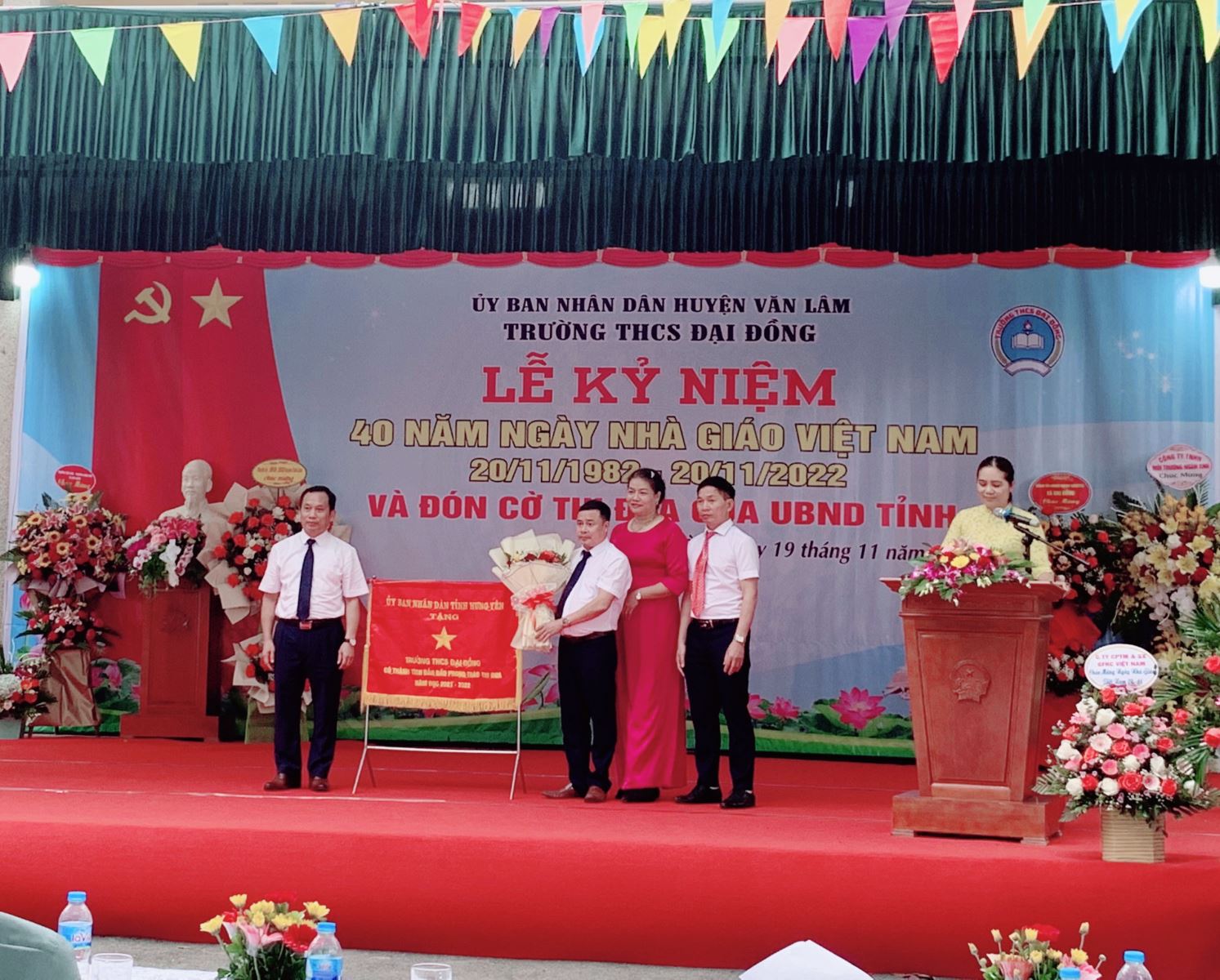 Lễ kỷ niệm 40 năm Ngày nhà giáo Việt Nam 20/11  và đón nhận Cờ thi đua Ủy ban nhân dân tỉnh.
